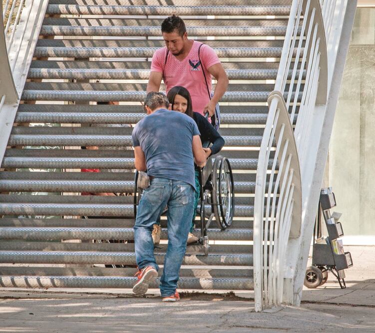 Personas en silla de ruedas sufren por falta de espacios incluyentes. (ARCHIVO EL UNIVERSAL)