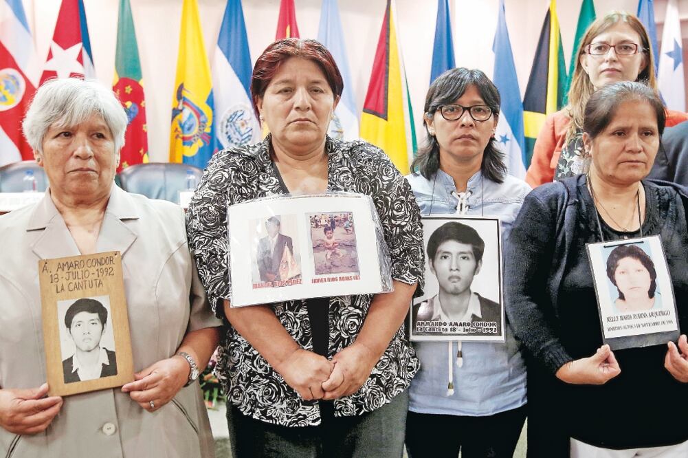 Exigen justicia. Familiares de 25 asesinados durante el gobierno de Fujimori pidieron a la Corte-IDH que intervenga en el caso. (JUAN CARLOS ULATE. REUTERS)