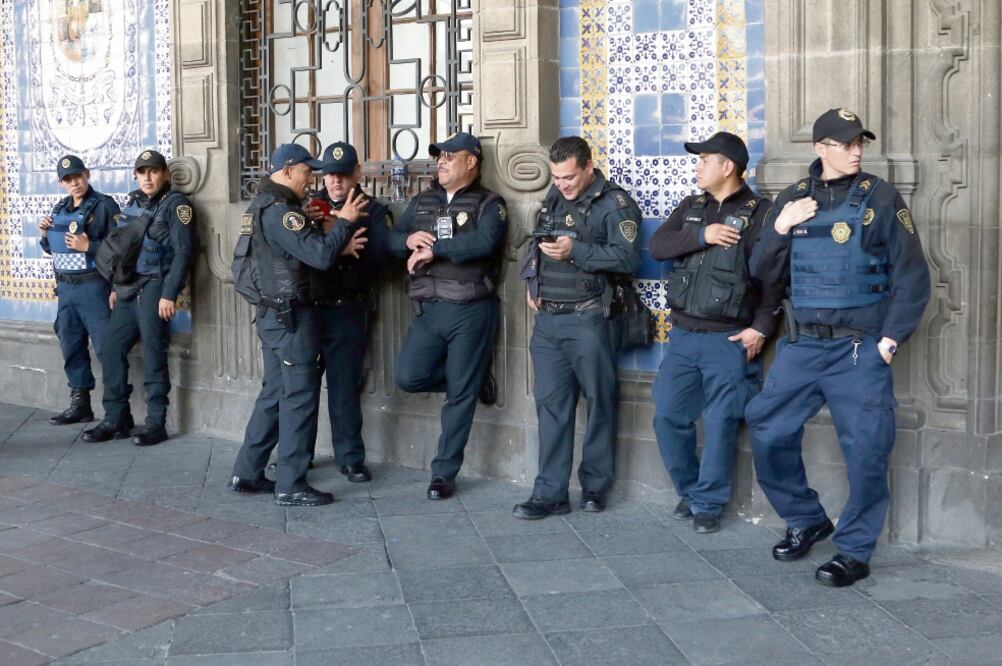 No acudir a trabajar, fumar en servicio, mascar chicle o escupir frente a un superior son algunas de las causas de sanción para los agentes. (Fotos: CARLOS MEJÍA)