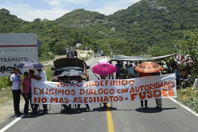 Bloquea FUSDEG la carretera Tierra Colorada-Ayutla