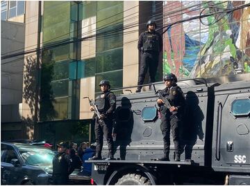 Con decenas de policías y un auto blindado, despiden a familiar de la activista Diana Sánchez Barrios