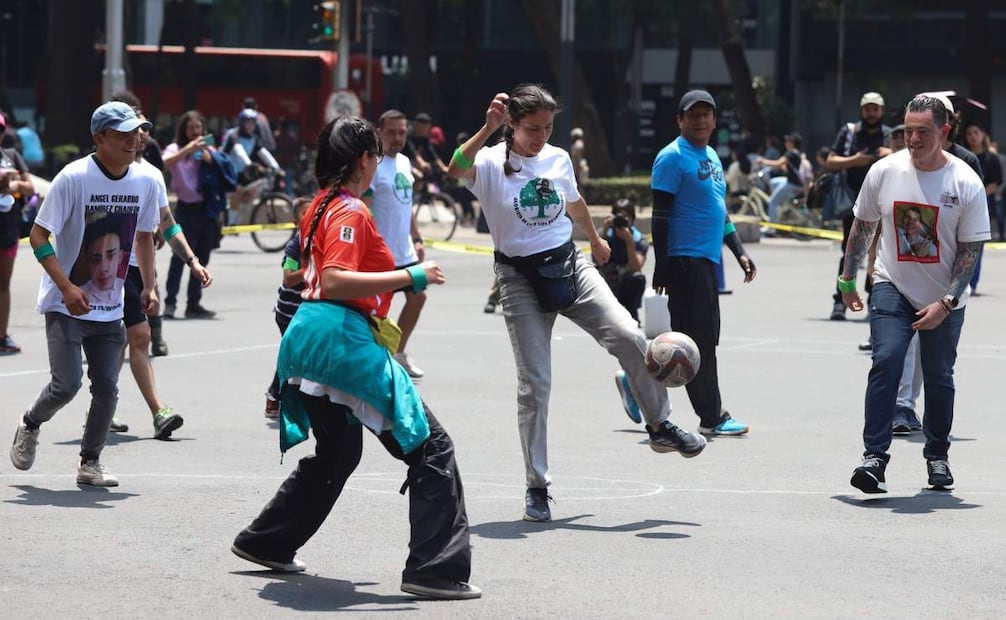 Integrantes del colectivo Hasta Encontrarles, formado por familiares de personas desaparecidas, realizaron la mañana del domingo 12 de abril de 2026 la "Cascarita Para No Olvidar" en la Glorieta de las y los Desaparecidos. Foto: Daniel Augusto/ Cuartoscuro