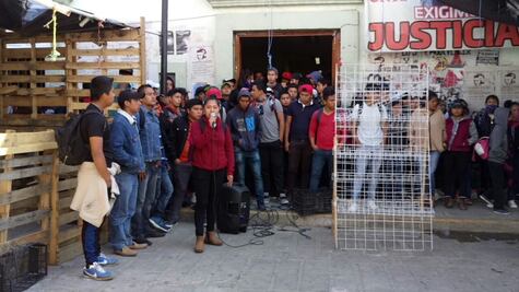 Protestan normalistas contra dirigencia de la Sección 22 de Oaxaca