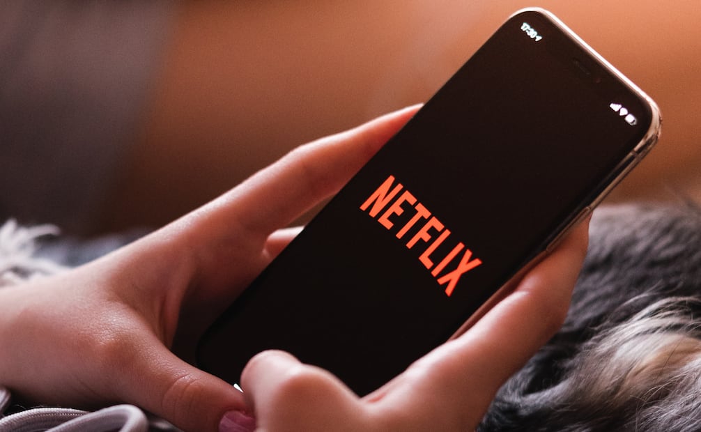 También puedes usar tu celular para disfrutar Netflix y, con el adaptador adecuado, llevar el contenido a una TV. Foto: Pixabay