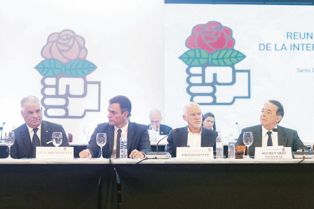 El presidente del gobierno español, Pedro Sánchez (segundo izq.), ayer durante la sesión de la Internacional Socialista, en República Dominicana.