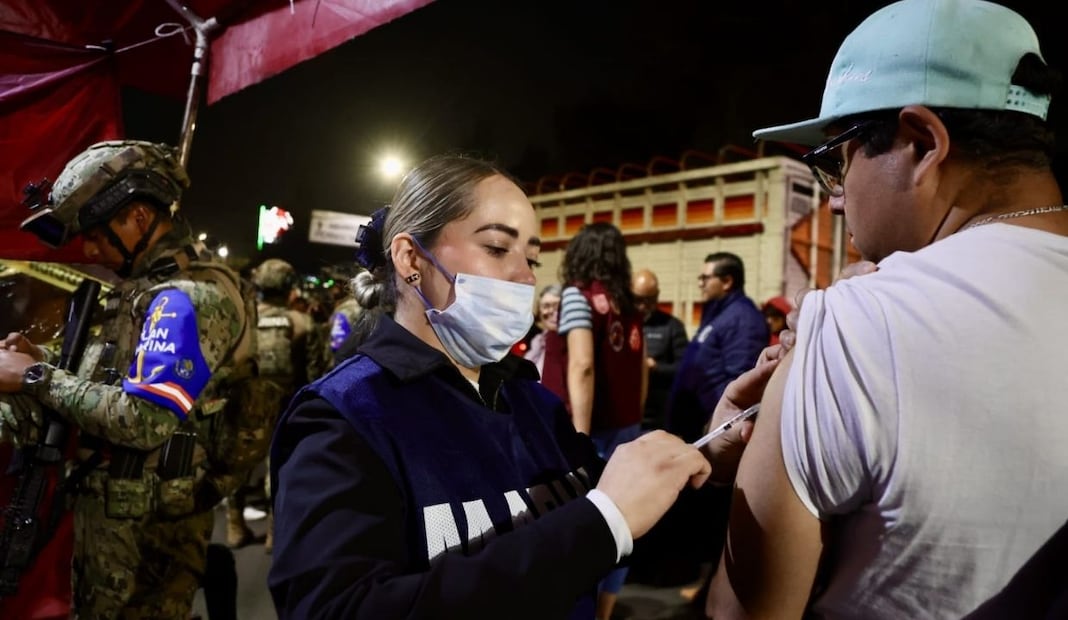 Vacunan contra el sarampión en Iztapalapa; instalan módulos nocturnos en central de abasto. Foto: Valente Rosas
