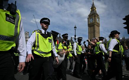 Policía de Londres detiene a manifestantes por su apoyo a Palestine Action; "me opongo al genocidio", gritan asistentes