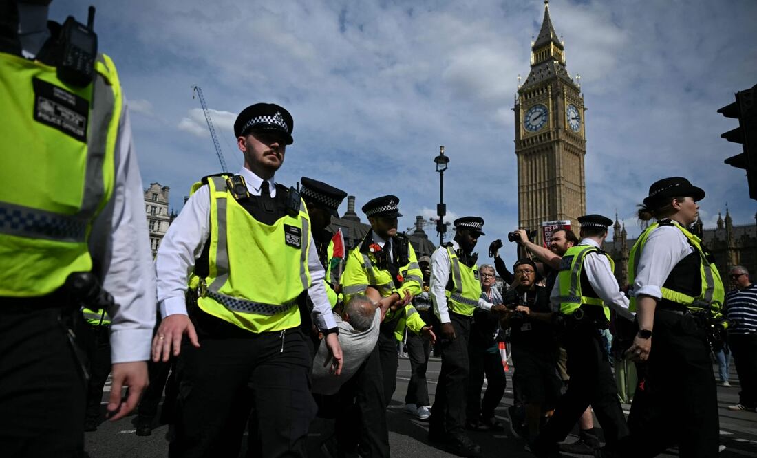 Un manifestante es detenido por agentes de policía durante una manifestación llamada "Lift The Ban" en apoyo del grupo proscrito Palestine Action, que exige el levantamiento de la prohibición recientemente impuesta, en Parliament Square, en el centro de Londres, el 6 de septiembre de 2025. Foto: AFP