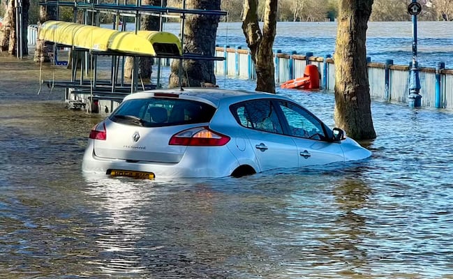 Qué hacer si tu auto se queda en una inundación, según Condusef