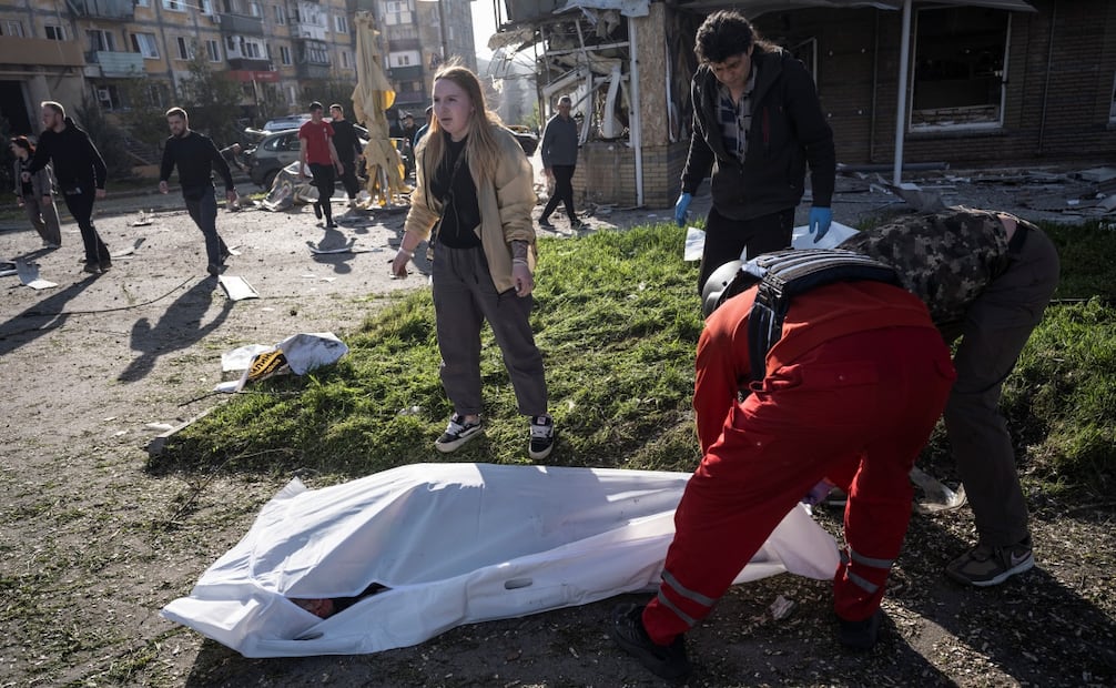 Equipos de emergencia cubren a una víctima tras un bombardeo en Ucrania (05/05/2026). Foto: EFE.