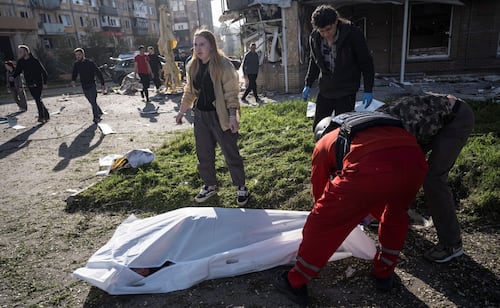 Equipos de emergencia cubren a una víctima tras un bombardeo en Ucrania (05/05/2026). Foto: EFE.