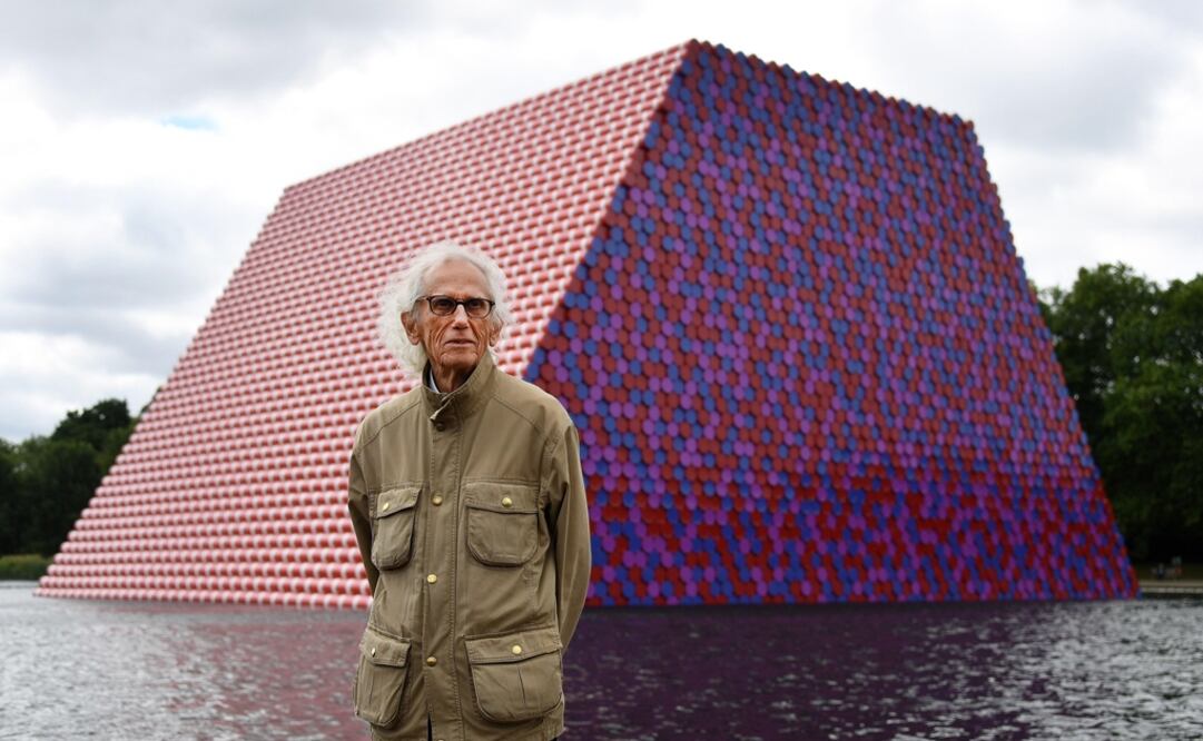 El artista Christo realizó una mastaba en el lago Serpentine del Hyde Park. Se trata de la primera instalación pública al aire libre que hace el artista en Reino Unido. Foto: EFE/Andy Rain