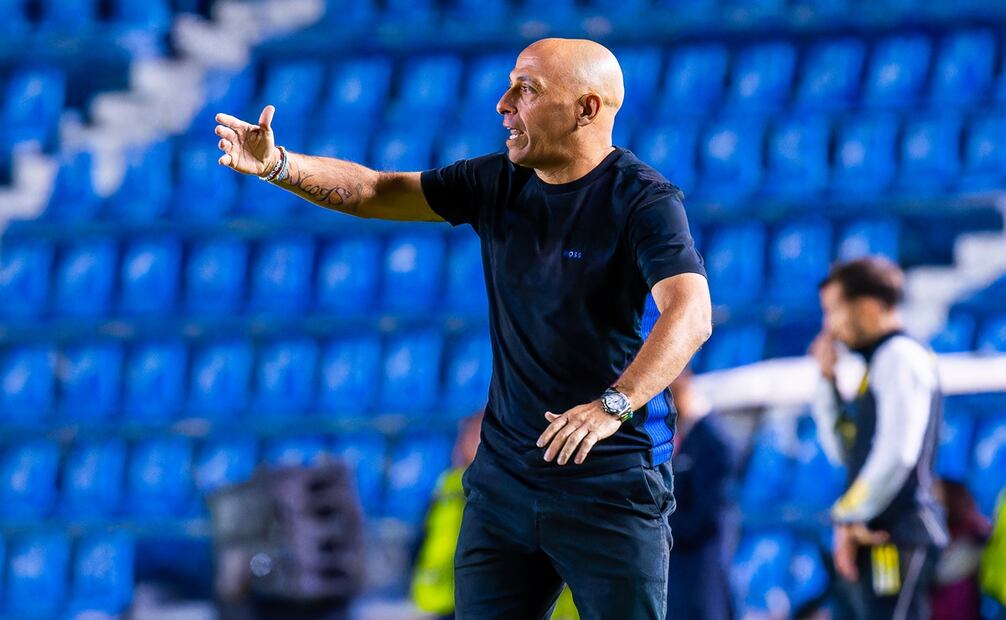 Ángel Villacampa dando instrucciones al América Femenil, durante la Semifinal de Ida del Apertura 2024 - Foto: Imago7
