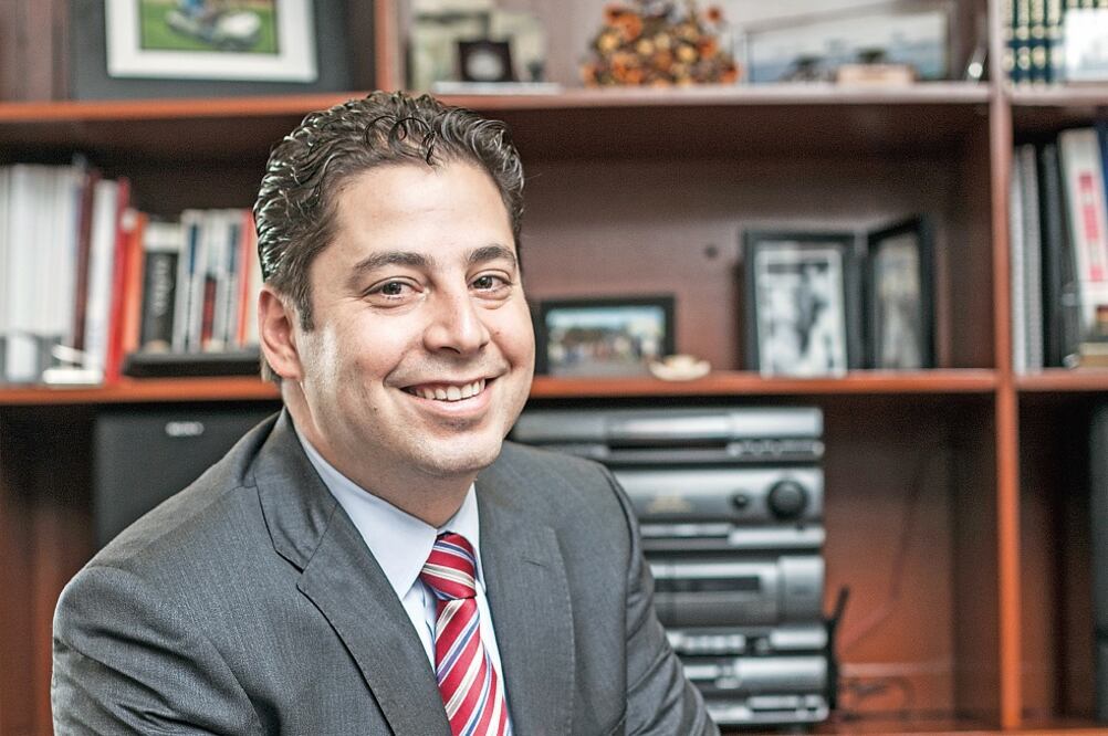 El titular de la Administración General de Aduanas (AGA), Ricardo Treviño, dijo en entrevista con EL UNIVERSAL que en 2014 al menos 180 servidores públicos del SAT recibieron una sanción administrativa o siguen un proceso penal (GERMÁN ESPINOSA)