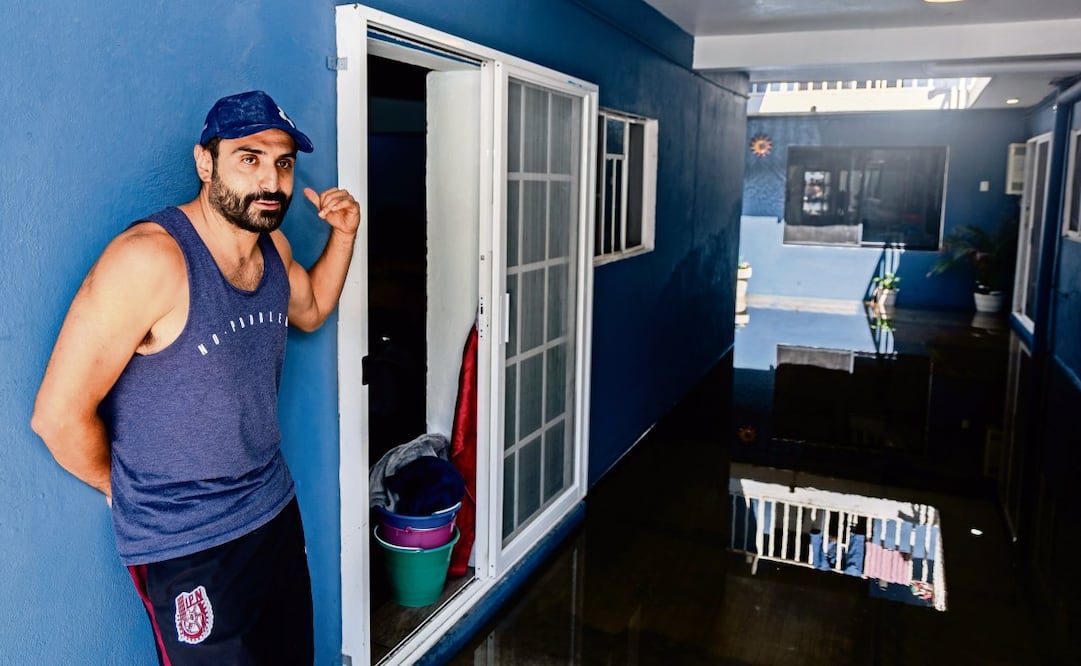 Édgar Castro, vecino de la colonia Providencia, señaló que el agua comenzó a subir a las ocho de la noche. Foto: Hugo Salvador/El Universal