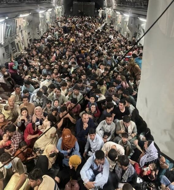 En una foto, el escape desesperado de 640 afganos de Kabul