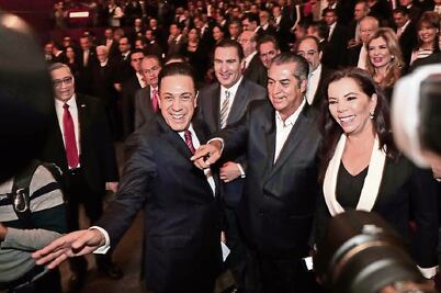 Entre júbilo, lo felicitan y vitorean