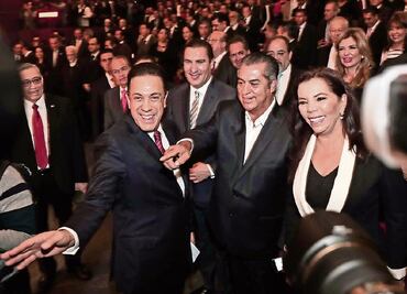 Entre júbilo, lo felicitan y vitorean