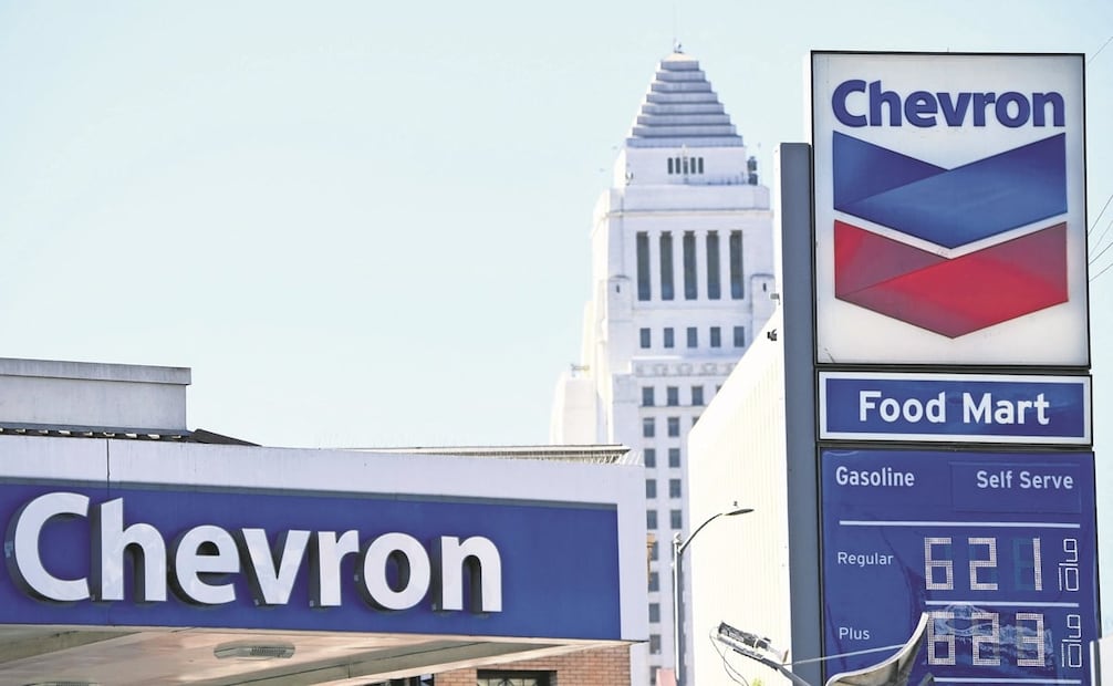 Las acciones de Chevron subieron alrededor del 5% el lunes, mientras que Exxon Mobil avanzó cerca del 2% y ConocoPhillips casi un 3%. Foto: Patrick T. Fallon / AFP