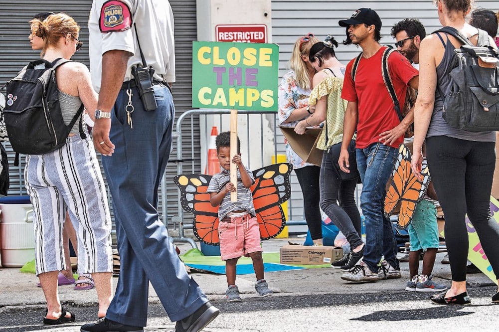 Protesta. Un menor, durante una protesta contra las autoridades migratorias, afuera de las oficinas del Servicio de Control de Inmigración y Aduanas, en Filadelfia. Foto: JOSE F. MORENO. AP