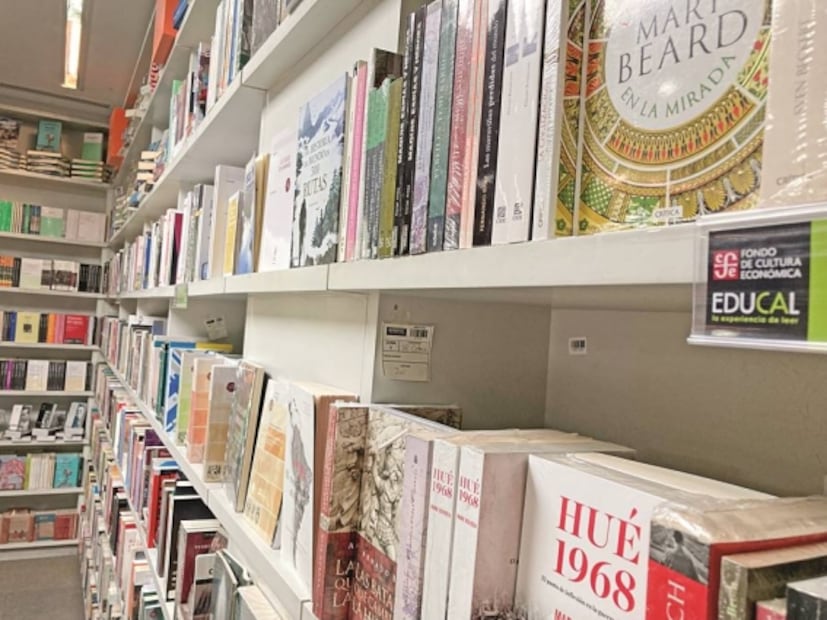 A tres años de gestión en el FCE, Taibo opera en la ilegalidad