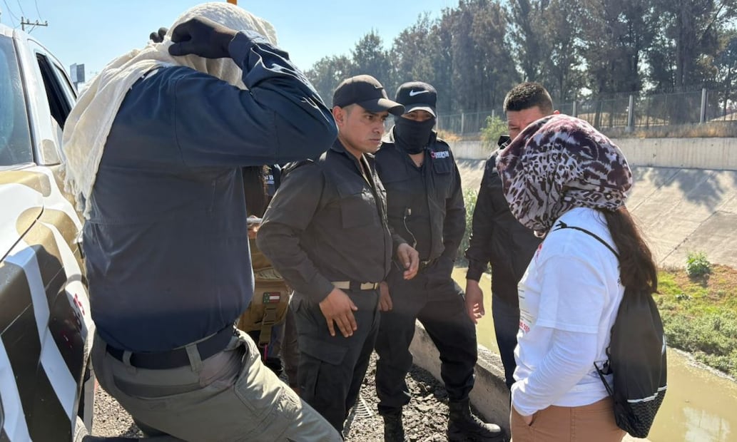 Colectivos, personal voluntario y autoridades realizan búsqueda de personas desaparecidas en el Canal Emisor Poniente, Izcalli. Foto: Arturo Contreras.
