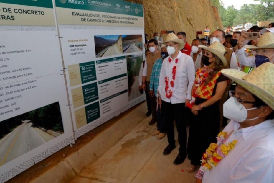 Evelyn Salgado y Alejandro Murat recorren camino rural construido en Oaxaca; se replicará programa de AMLO en Guerrero