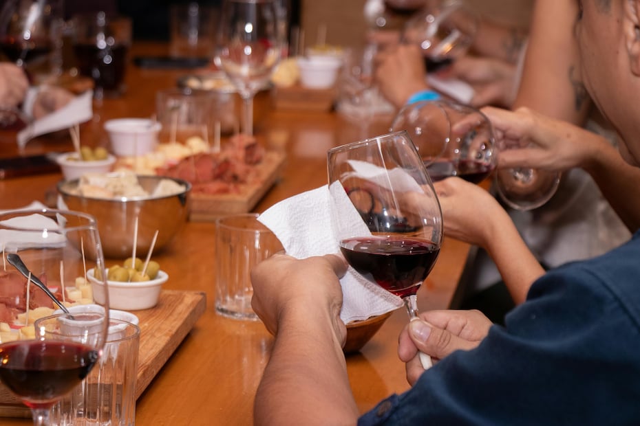 Degustaciones guiadas por sommeliers en este festival. Foto: Pexels