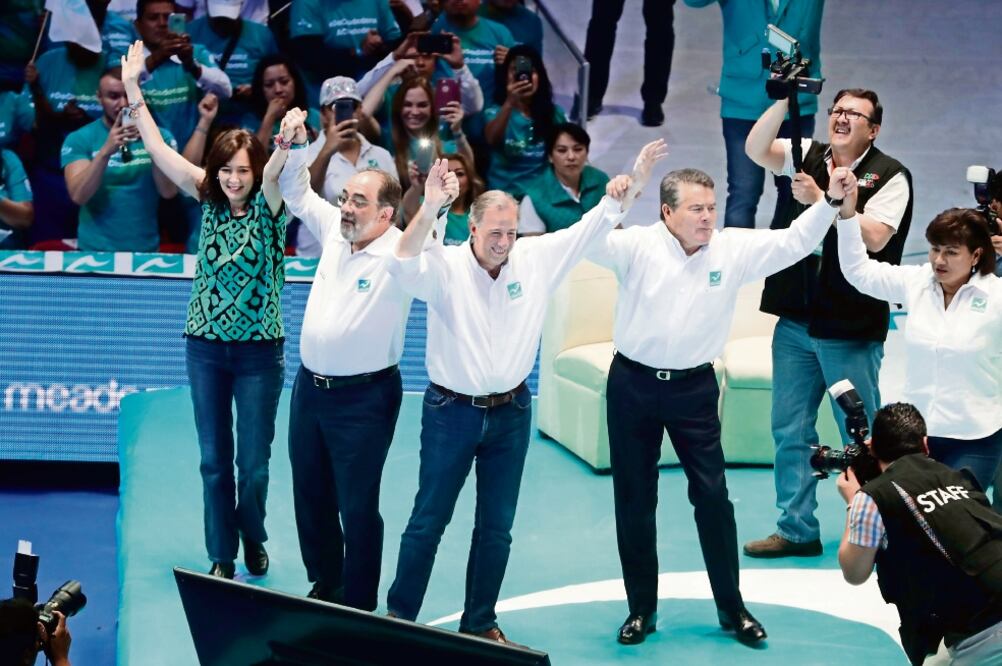 En el cuadrilátero de la Arena México, José Antonio Meade estuvo acompañado de Luis Castro, dirigente de NA, y Juan Díaz de la Torre, líder del SNTE. (GERMÁN ESPINOSA. EL UNIVERSAL)