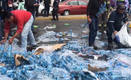 Captan rapiña a camión de Coca Cola que intentó ganarle paso al tren en Toluca