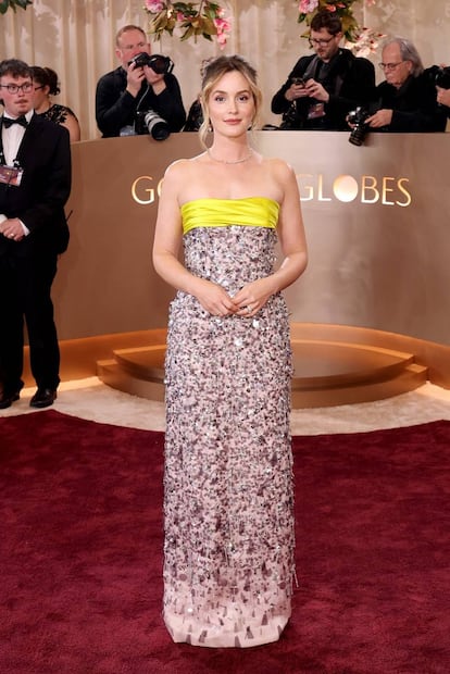 El color vibrante da un aire moderno al look de la actriz. Foto: AFP