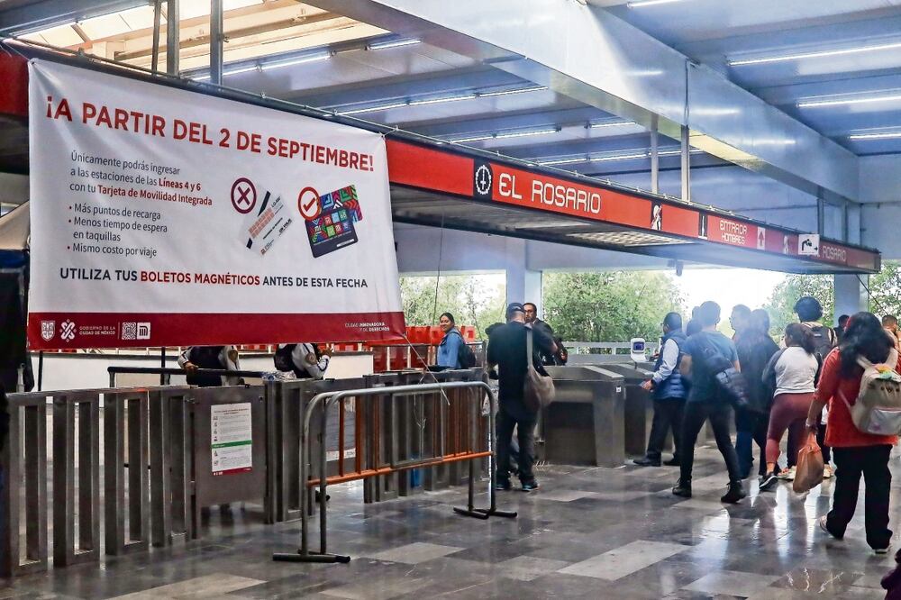 En la estación de El Rosario, de la Línea 6, se informa a los pasajeros sobre el ingreso únicamente con la tarjeta a partir del 2 de septiembre. Foto: Hugo Salvador / El Universal