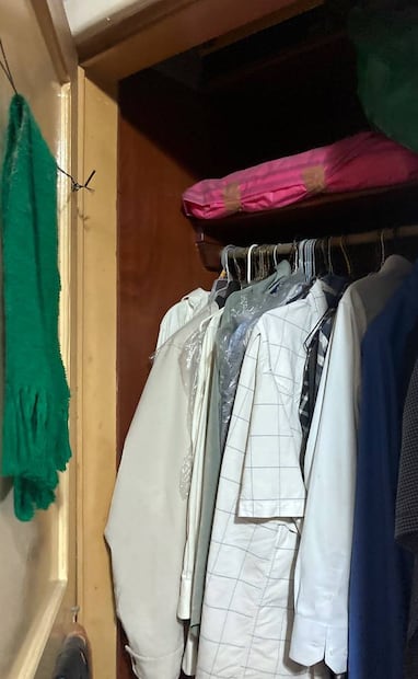 Antes de la llegada de la ropa sintética, los roperos eran el ambiente perfecto para el crecimiento de las larvas de polilla, gracias a que eran rincones tranquilos, muchas veces de madera natural, llenos de fibras naturales como el algodón. Foto: Colección Villasana.