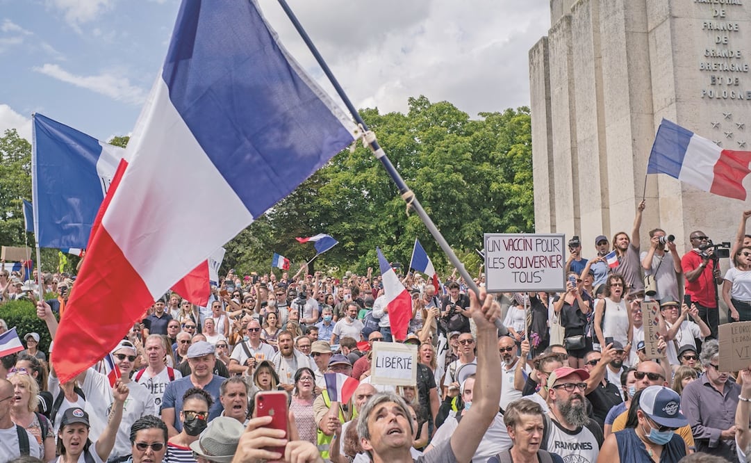 Miles de personas se reúnen en Trocadero, cerca de la Torre Eiffel, para asistir a una manifestación en París contra el pase sanitario. Foto: Rafael Yaghobzadeh. AP