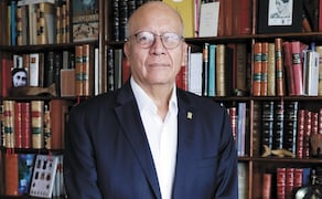 Entrevista con el escritor, universitario y académico de la lengua, Vicente Quirarte quien ganó el Premio Nacional de Artes y Literatura en la categoría de lingüística y literatura en su casa ubicada en Géiser número 20 en la colonia Insurgentes Cuicuilco. Foto : Fernanda Rojas / El Universal