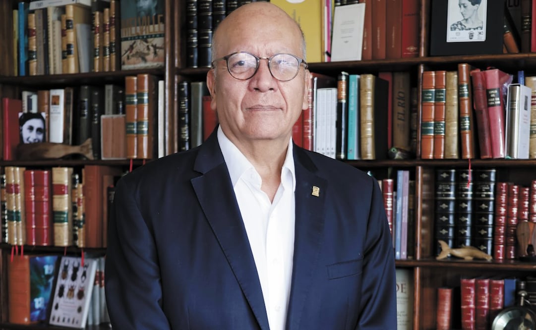 Entrevista con el escritor, universitario y académico de la lengua, Vicente Quirarte quien ganó el Premio Nacional de Artes y Literatura en la categoría de lingüística y literatura en su casa ubicada en Géiser número 20 en la colonia Insurgentes Cuicuilco. Foto : Fernanda Rojas / El Universal