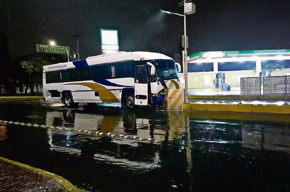 En las primeras horas del lunes también se registró el choque de un autobús de la UNAM contra un muro de contención (ESPECIAL)