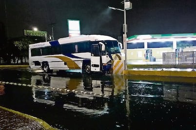 Choque de un taxi contra el Metrobús deja tres lesionados