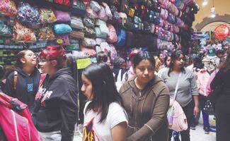 Mochilas chinas desplazan a comerciales del Centro; ventas se reducen a más de la mitad 