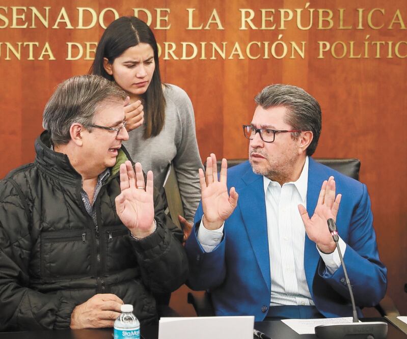 El secretario de Relaciones Exteriores, Marcelo Ebrard Casaubon, y el coordinador de Morena en el Senado, Ricardo Monreal Ávila, entre otros, tras la reunión sobre las negociaciones del T-MEC. DIEGO SIMÓN. EL UNIVERSAL