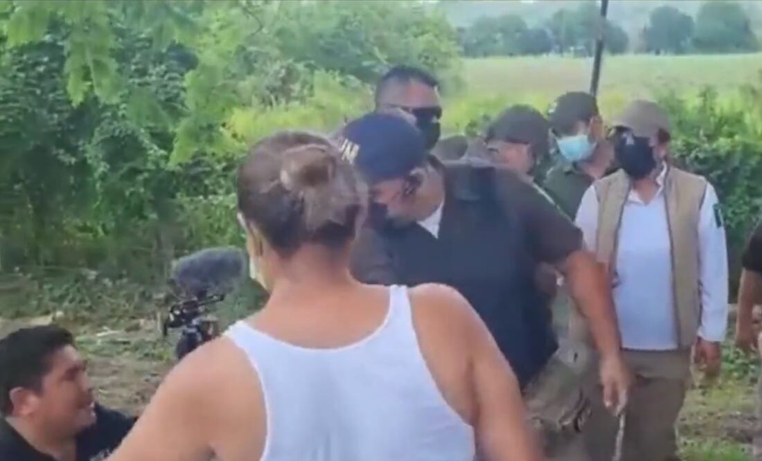 Agente de migración empujó y tiró a reportero que cubría un operativo para detener migrantes en Chiapas. Foto: captura de video