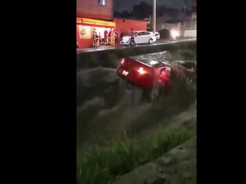 Video. Corriente arrastra a auto y cae al río tras fuertes lluvias en Querétaro