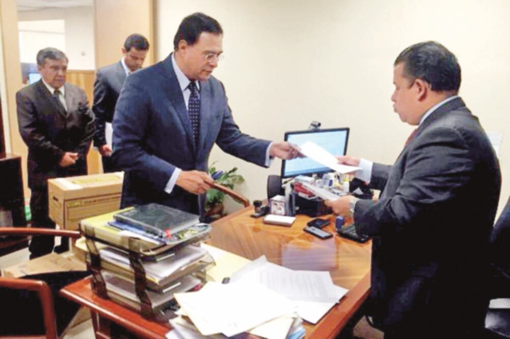 Al entregar pruebas contra el gobernador de Oaxaca, Benjamín Robles dijo que su demanda se basa en observaciones de la Auditoría Superior de la Federación (ESPECIAL)