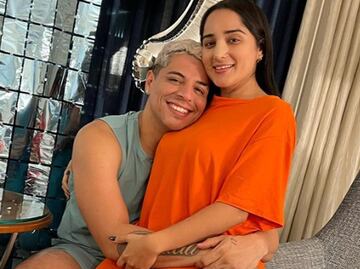 Eduin Caz festeja el cumpleaños de su esposa de forma peculiar  y el Internet se le va encima