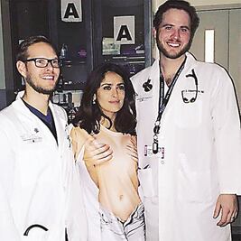 Agarran a Salma con las manos en sus "senos"