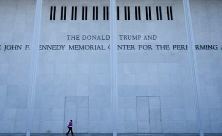 Centro Kennedy violó la ley al poner nombre de Trump, determina juez; mandatario renuncia al control del recinto