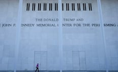 Centro Kennedy violó la ley al poner nombre de Trump, determina juez; mandatario renuncia al control del recinto