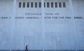 Centro Kennedy violó la ley al poner nombre de Trump, determina juez; ordena pausar cierre del recinto cultural y artístico