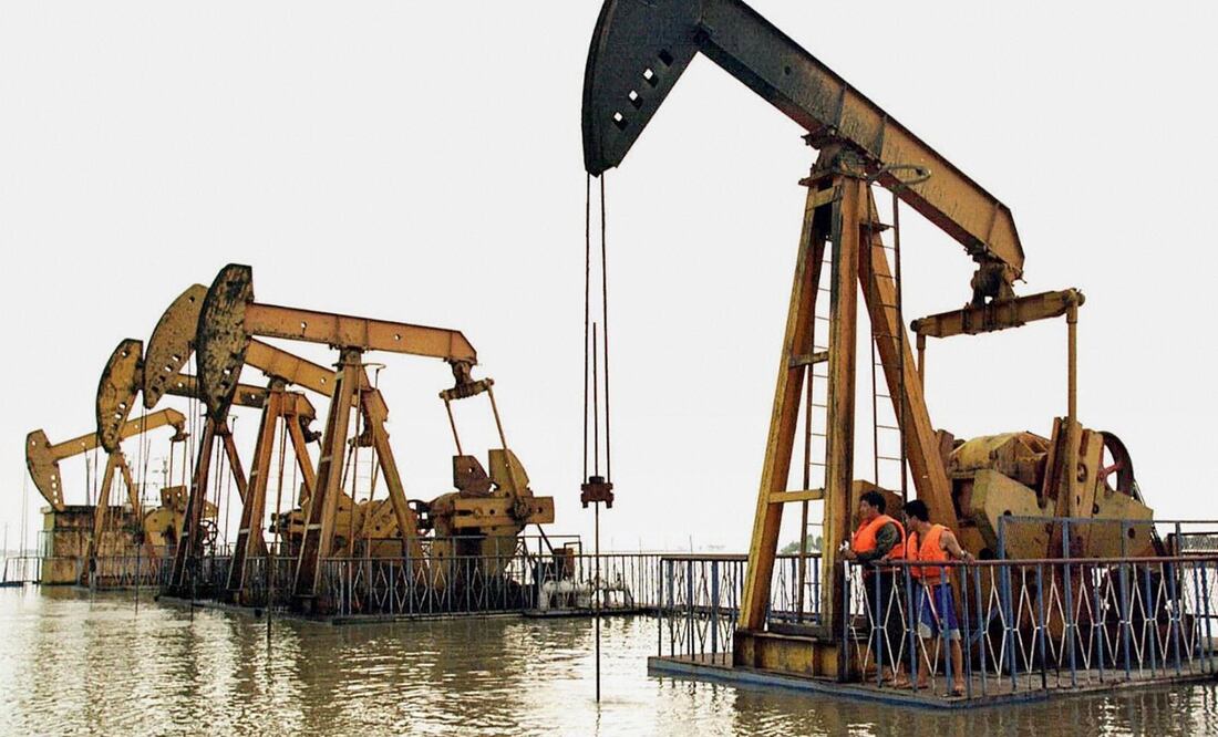 La caída de los precios del petróleo este martes se produce un día después de que el lunes se superara el umbral de los 80 dólares por barril, el nivel más alto del Brent en más de un mes. Foto: XHINUA