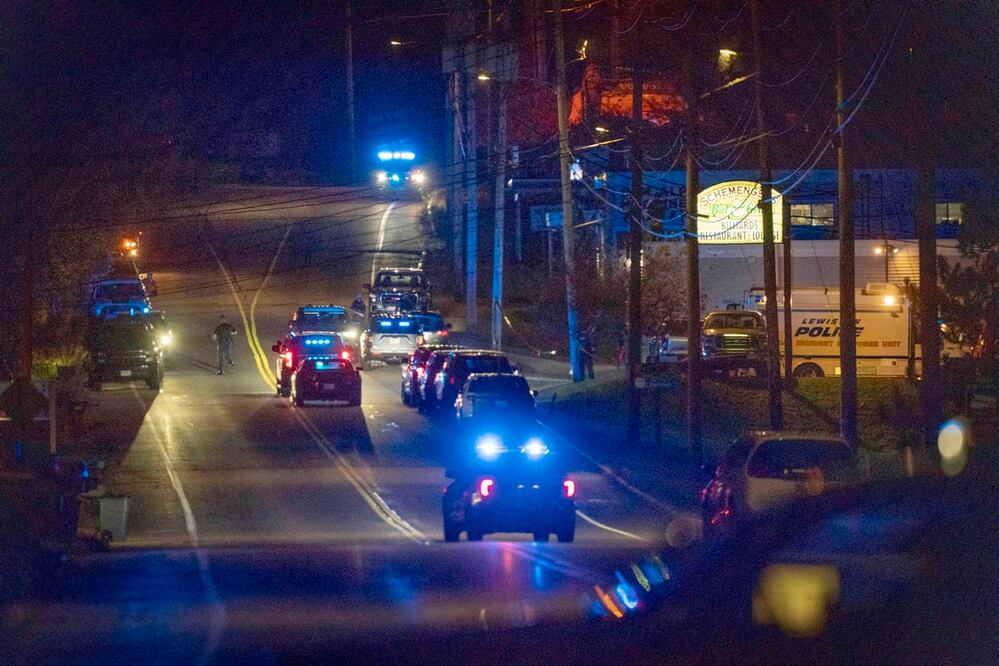 La policía responde a una situación de tirador activo en Lewiston, Maine, el miércoles 25 de octubre de 2023. Foto: AP